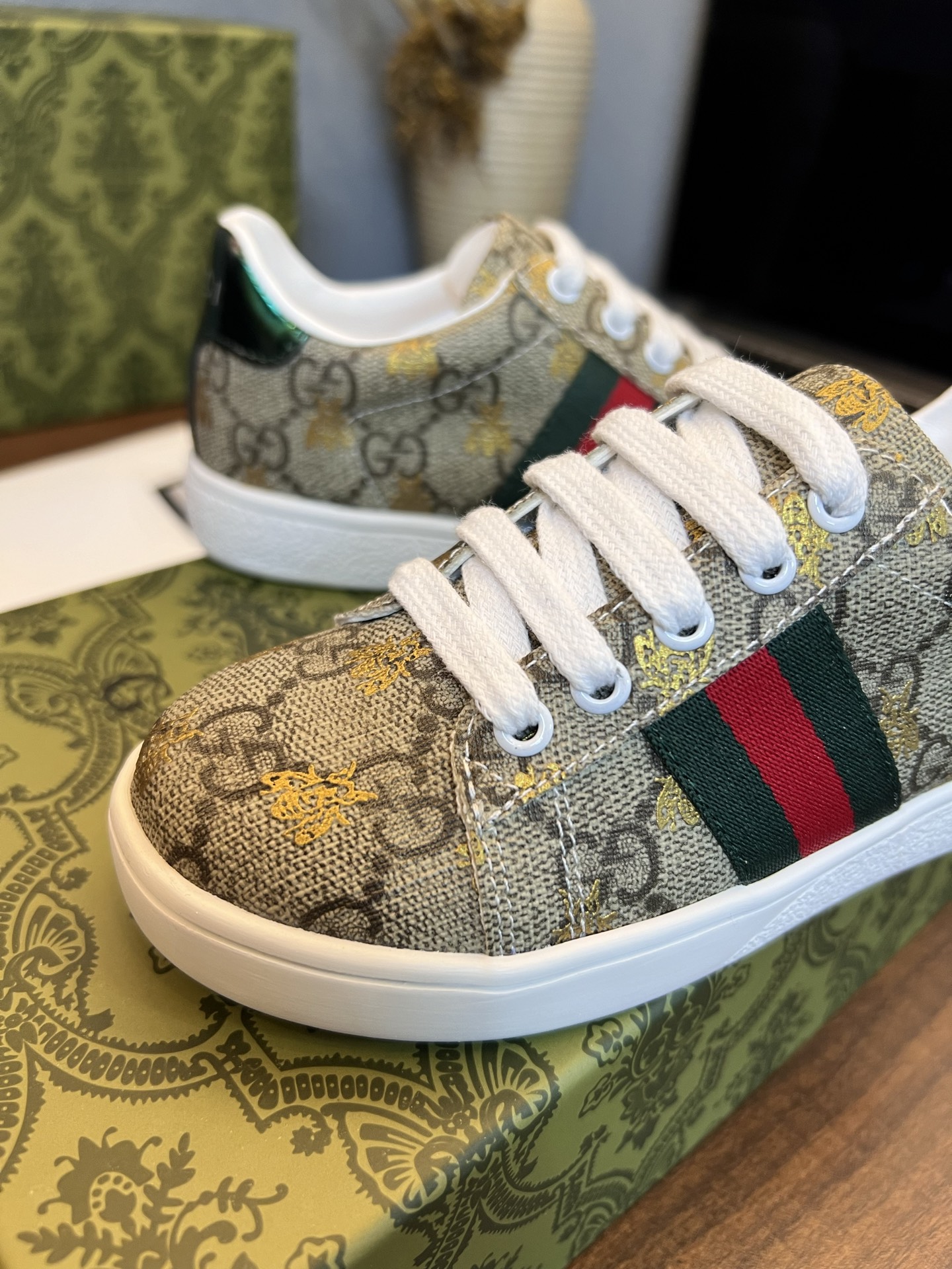 Children's shoes child